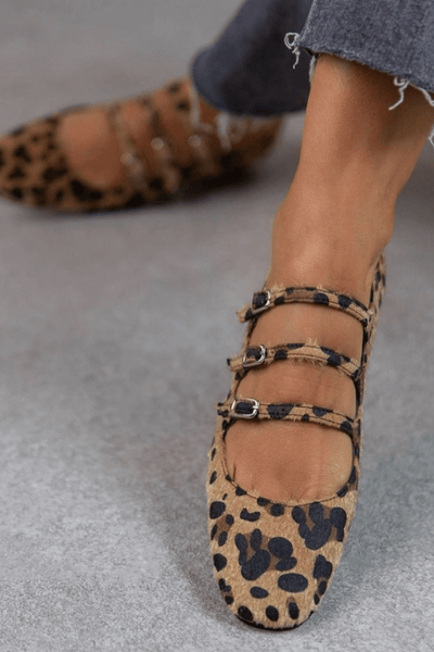 LEOPARDINA | Elegantes bailarinas con correas de estampado animal para un look cautivador