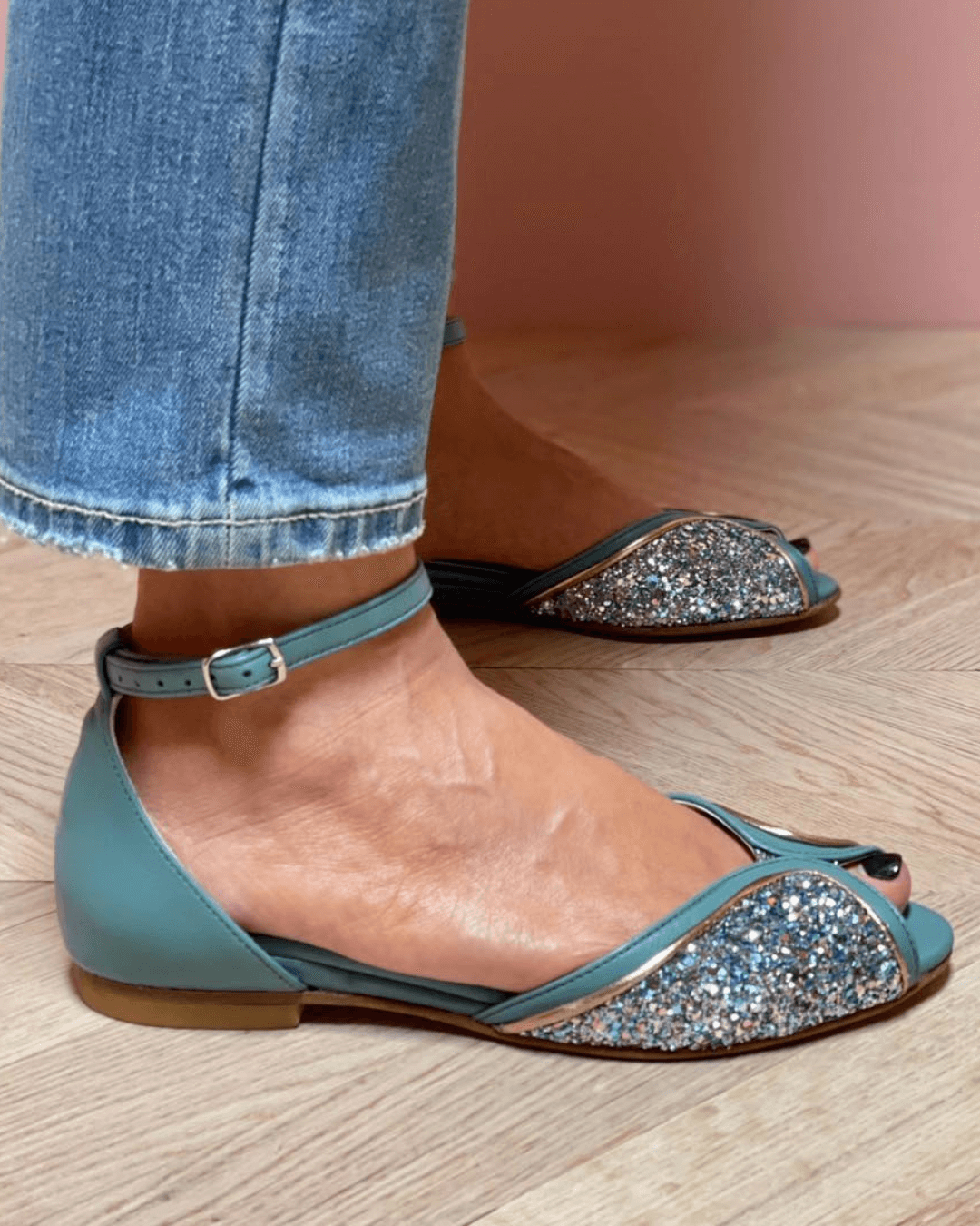 BRIGITTA | Sandalias Planas Elegantes con Brillo, Ideales para Cualquier Ocasión
