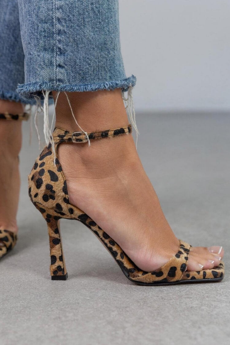 ÁFRICA | Sofisticadas Sandalias de Tacón Alto con Estampado Animal para un Estilo Chic y Exclusivo